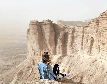 romantic dinner edge of the world riyadh thumbnail